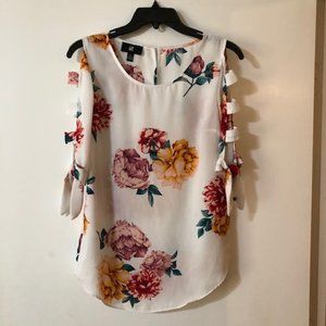 IZ BYER- Juniors White Floral Blouse